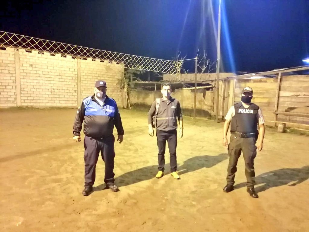 Gobersucumbios's tweet photo. @Gobersucumbios @albaro_beltran
Comisaría Nacional en conjunto con Comisaría Municipal @MunicipioCuyabe y @PoliciaEcuador realizan #OperativosDeControl de cumplimiento a las #MedidasDeBioseguridad, horarios de apertura de locales comerciales y permisos de funcionamiento #Paf2020 https://t.co/ZnniX064oU