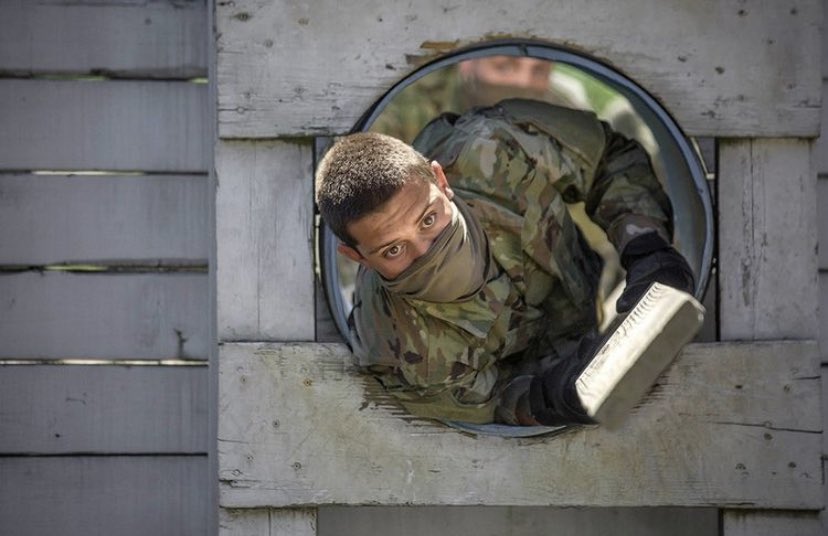 DtnaegreS's tweet image. A basic trainee tackles the Teamwork Development Course during #BasicCombatTraining at Fort Jackson, South Carolina. April 27, 2020.
Info: SFC Miguel Deynes 210-202-7181
#USArmy #ArmyTeam #ArmyReserve #SanAntonio #Texas