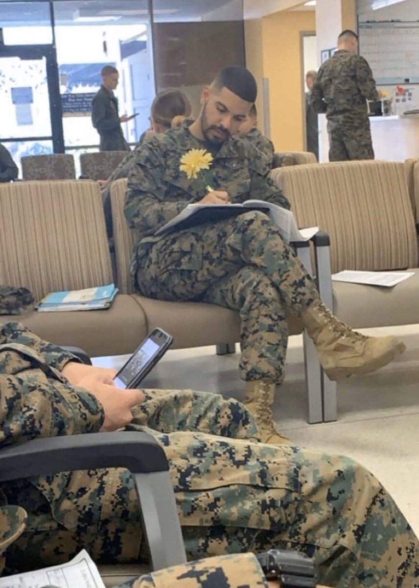 sprintsays's tweet photo. “And she texting Purple Hearts, cause she know that we at war” https://t.co/xJGjHm5itI