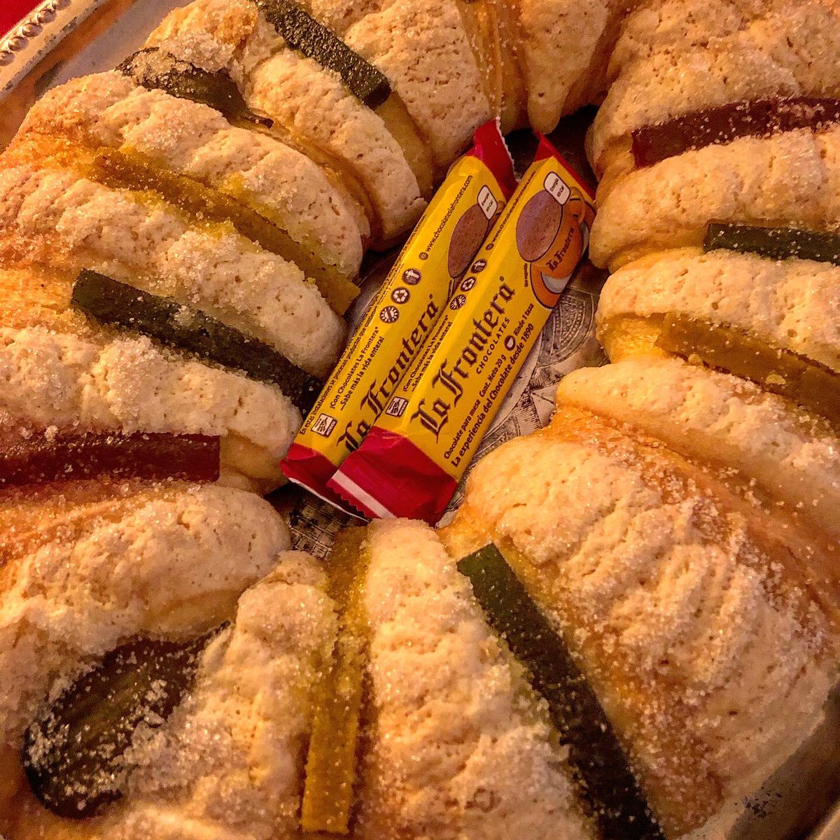 MiguelConde75's tweet photo. Feliz Día de Reyes!!!
#6deEnero 👑👑👑
Rosca de Reyes de La Superior y @chocolafrontera San Luis Potosí https://t.co/oxqE2P6lDq