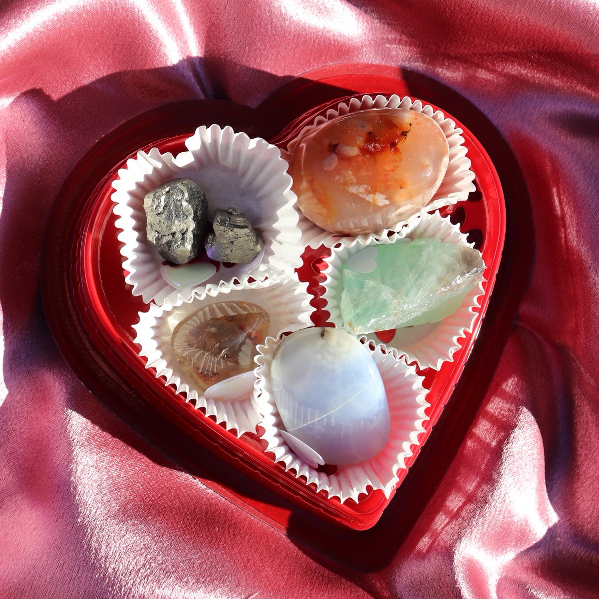 mantra_minerals's tweet photo. in case you’re wondering what your boo wants for valentine’s day...

it’s this.❤️☁️ https://t.co/q7OP5xroes
