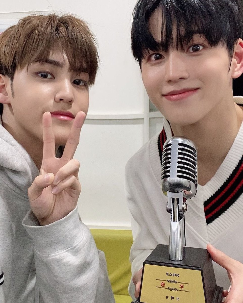 whyojn's tweet photo. feliz aniversario mis chicos estoy muy orgullosa d lo q han logrado y se q lograrán mucho más los amo se merecen muchísimas cosas buenas después d todo los amos los amo 
#BOfYou_1st_Anniversary @official_bofyou
#비오브유_1주년_언제나_같이걷자 https://t.co/fVLP7oNJGx