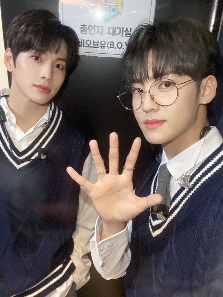 whyojn's tweet photo. feliz aniversario mis chicos estoy muy orgullosa d lo q han logrado y se q lograrán mucho más los amo se merecen muchísimas cosas buenas después d todo los amos los amo 
#BOfYou_1st_Anniversary @official_bofyou
#비오브유_1주년_언제나_같이걷자 https://t.co/fVLP7oNJGx