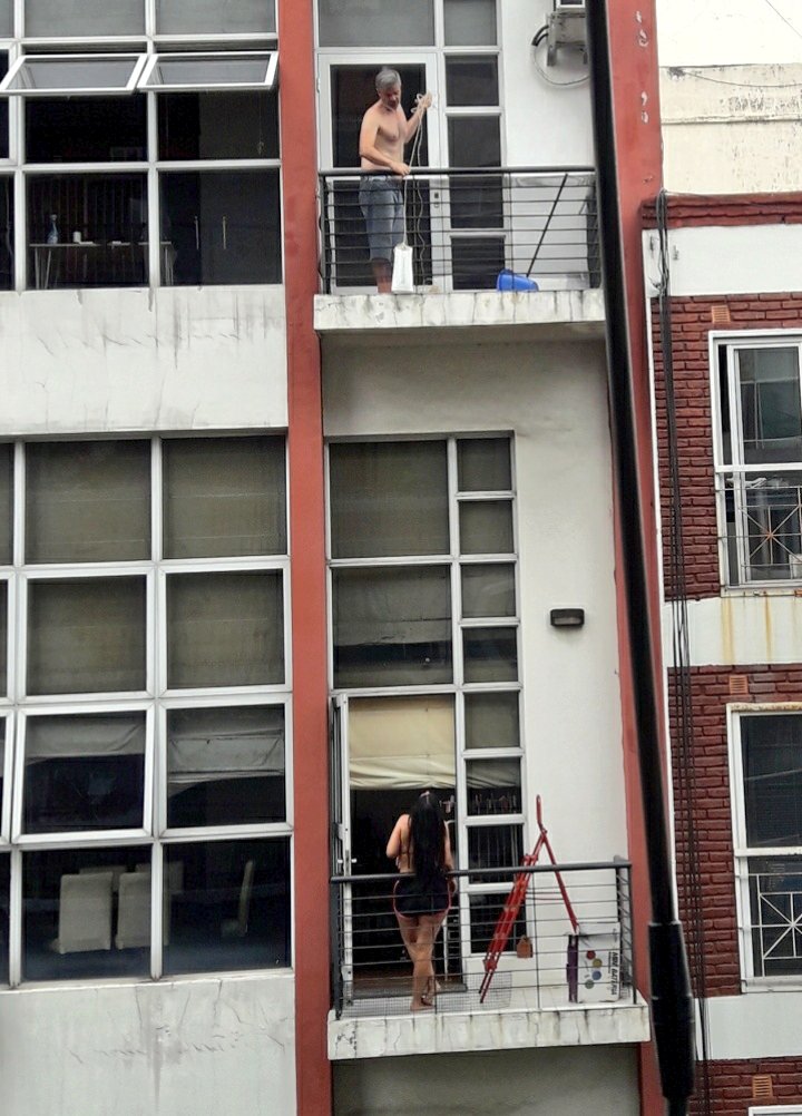 monicaplaut's tweet photo. No doy más😂😂😂 Mi vecino se quedó encerrado en el balcón y con la vecina de abajo y un ovillo de hilo se están pasando las herramientas. Ya pudo entrar. Lástima que no filmé la odisea que tuvieron para que el ovillo llegara a destino😂 https://t.co/4Br2elGAVY