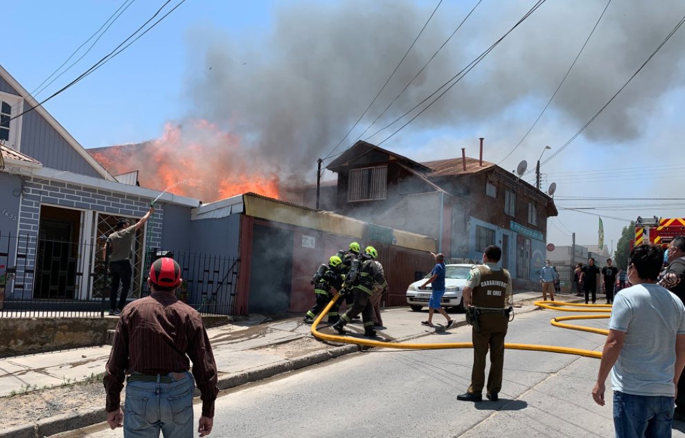 T13Deportes's tweet photo. Incendio en vivienda ubicada en la comuna Quilpué dejó a una persona fallecida https://t.co/Yt6EjO2dm2 via @elepicentro https://t.co/qmhJLAJJZu