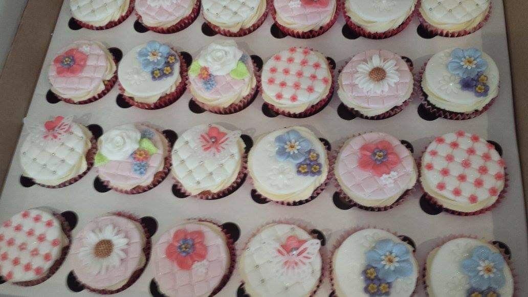 BerryDeliciousc's tweet photo. Mixed flavoured cupcakes... What's your favourite flavour? https://t.co/xndQtgVSK7