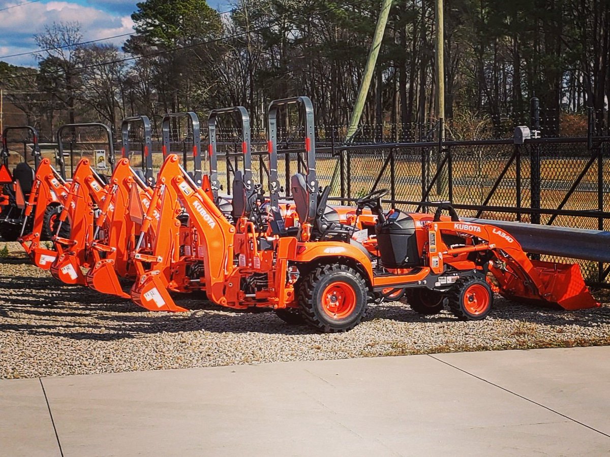 Kubota_of_FayNC's tweet photo. Start the year off by digging and moving dirt with the BX23s tractor-loader-backhoe from Kubota. #cumberlandtractor #kubota #kubotatractor #bx23s #subcompact #tractor #tractorloaderbackhoe #fayettevillenc https://t.co/b0k5V9tMxT