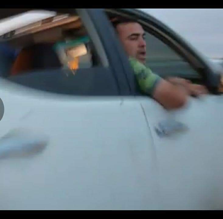 Aquí esta el maldito que corría en su camioneta como loco por la playa en Maitencillo atropellando y matando a una perrita.
Que se haga famoso el muy weon