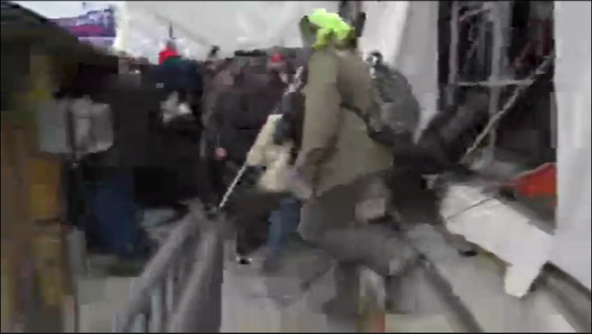 29/ Ralliers have broken through the police lines and are occupying the scaffolding outside the Capitol building.
