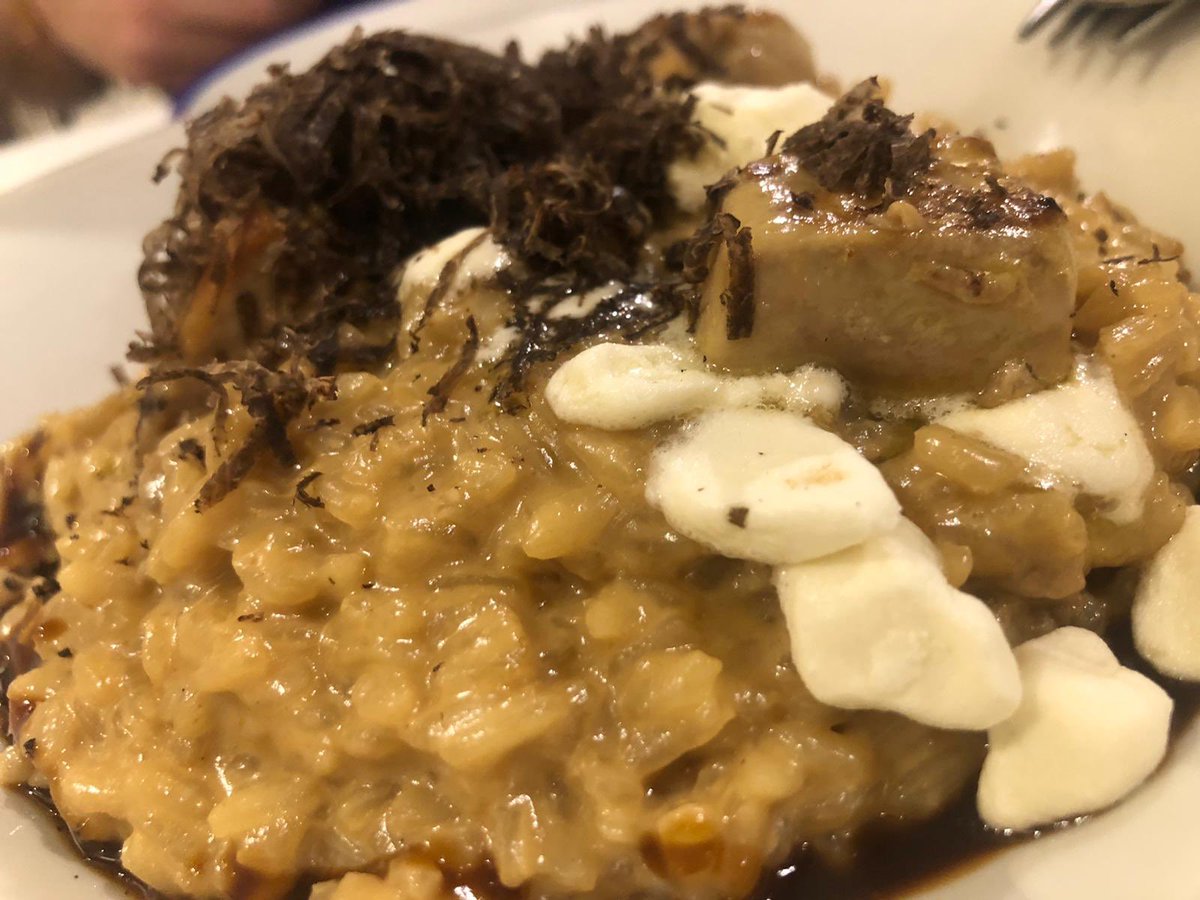 javi_san_cooper's tweet photo. 📍Rest.Oroviejo (P. de San Benito,5.Salamanca)
Todo buenísimo pero 2 platos por encima de los demás:
👉 TUÉTANO ASADO CON TARTAR DE CARABINERO Y CRUJIENTE DE ALGAS 😋
👉 RISOTTO DE FOIE CON TRUFA
Servicio perfecto
#monicooptootht #cooptooth #coopfood @RestOroviejo https://t.co/av9URqvSk3