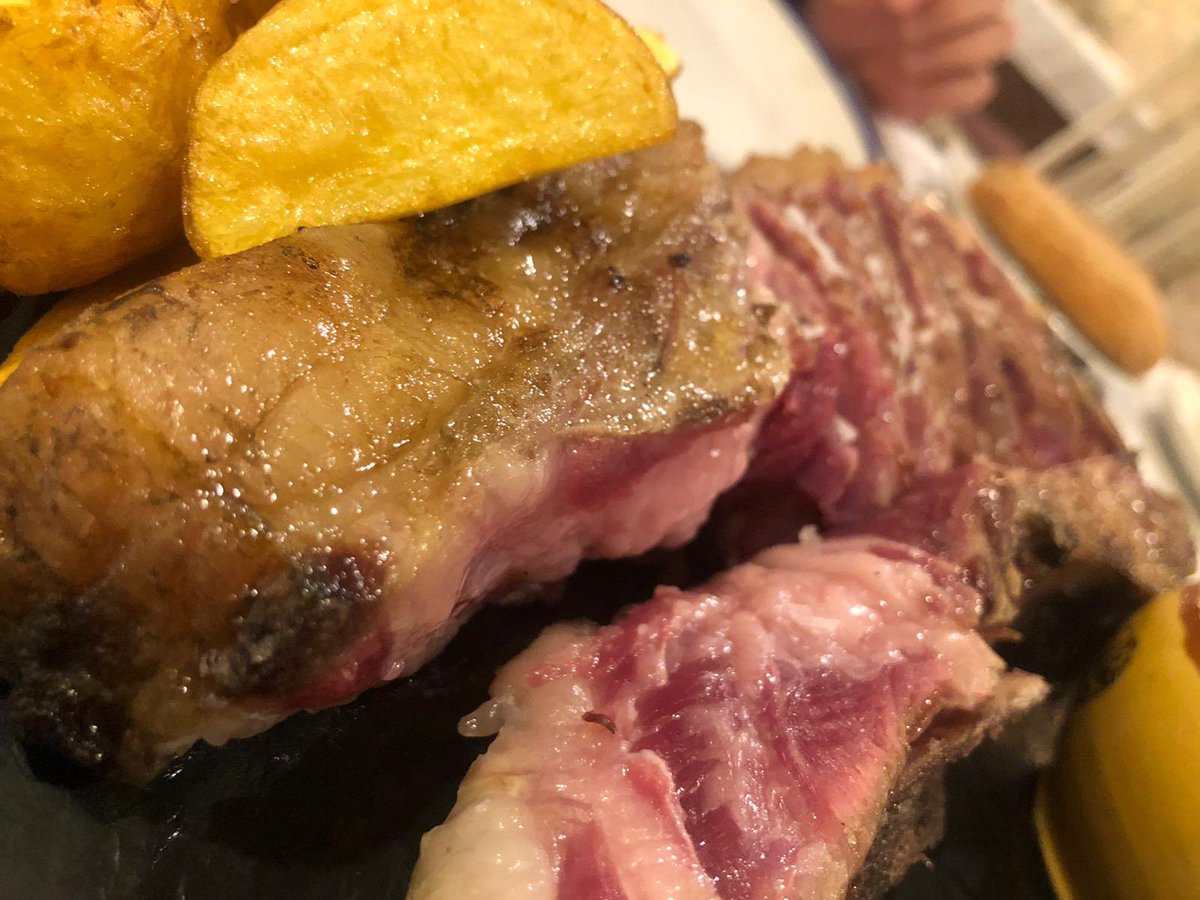 javi_san_cooper's tweet photo. 📍Rest.Oroviejo (P. de San Benito,5.Salamanca)
Todo buenísimo pero 2 platos por encima de los demás:
👉 TUÉTANO ASADO CON TARTAR DE CARABINERO Y CRUJIENTE DE ALGAS 😋
👉 RISOTTO DE FOIE CON TRUFA
Servicio perfecto
#monicooptootht #cooptooth #coopfood @RestOroviejo https://t.co/av9URqvSk3
