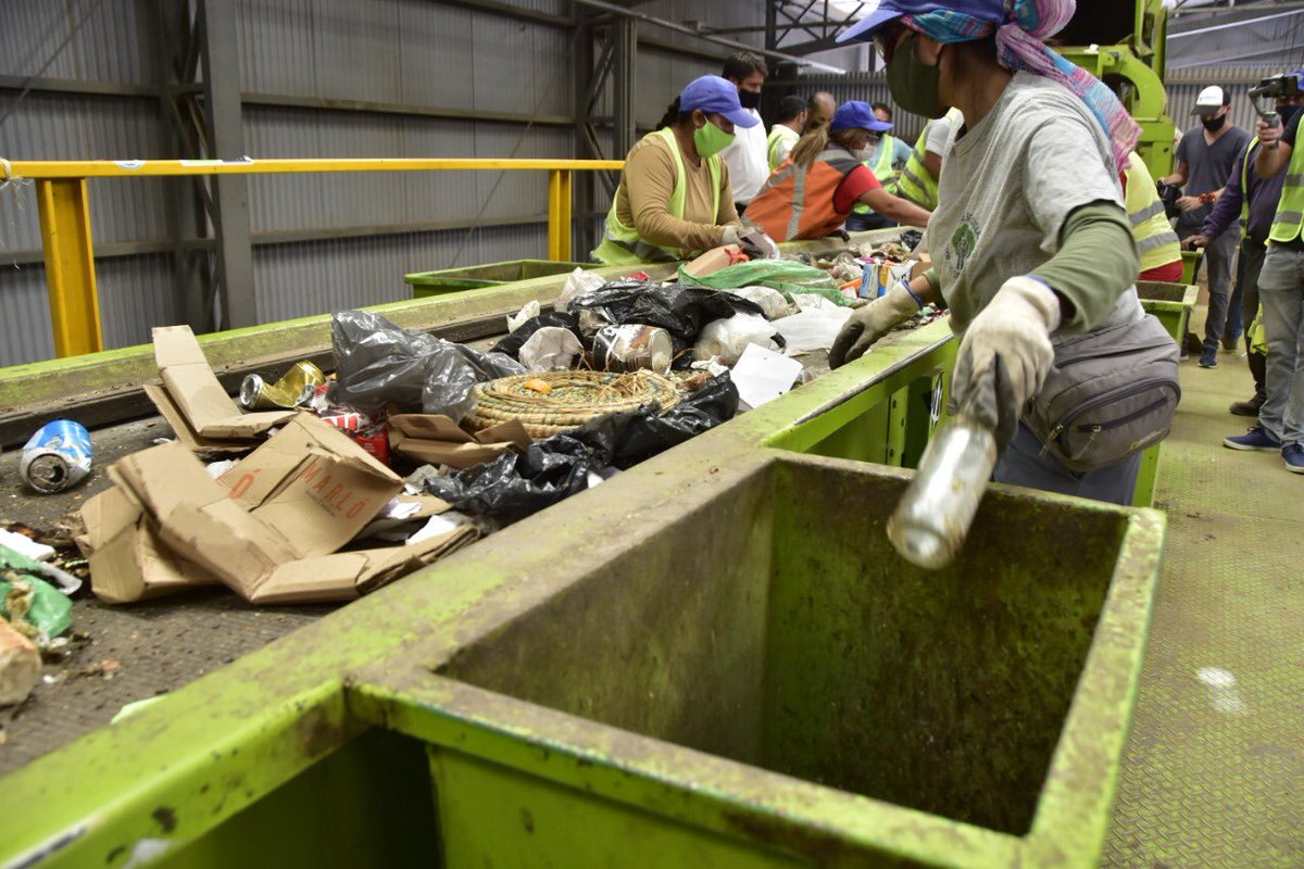 MedioAmbNqn's tweet photo. ASÍ SE TRABAJA EN LA PLANTA DE SEPARACIÓN DE RESIDUOS DE LA CIUDAD

Recordá que para colaborar desde tu casa tenes que sacar la basura 👇🏼

✅Residuos Secos los lunes y jueves

✅Residuos Húmedos los martes, miércoles, viernes y domingos. 

#NeuquénCapital #YoSeparo  @munineuquen https://t.co/WIZbXHwv3w