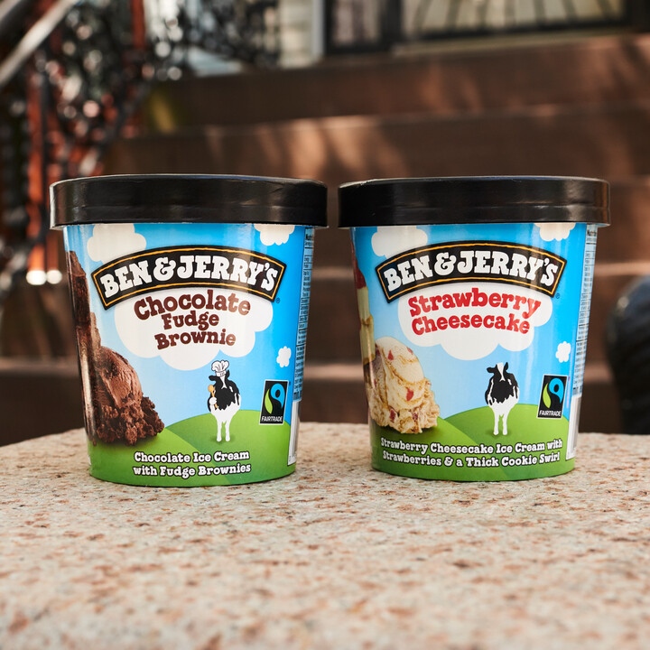 benandjerrysBR's tweet photo. Chocolate Fudge Brownie ou Strawberry Cheesecake: quem vence essa batalha pedaçuda? Conta pra gente se você é #TeamChocolate 🍫 ou #TeamMorango 🍓 https://t.co/Z1pnPAYOVw