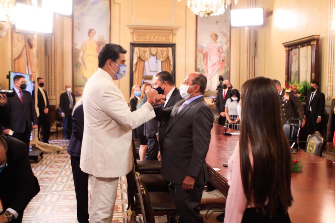 Recibí de manos de la Comisión Especial de la nueva Asamblea Nacional, la comunicación que notifica la instalación constitucional del Poder Legislativo. Cuánto esfuerzo, diálogo y dedicación se hizo para llegar a este gran momento. ¡Gloria a Dios, a la Patria y al Pueblo!