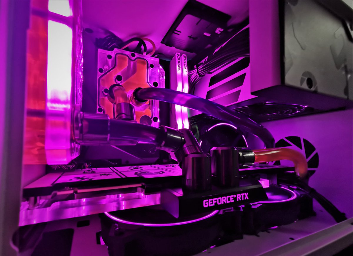 InWin's tweet image. Who's ready to celebrate with cake?! #TPBMods recreated #Portal's #CompanionCube by modding the #InWin A1 Plus! 😍😍😍