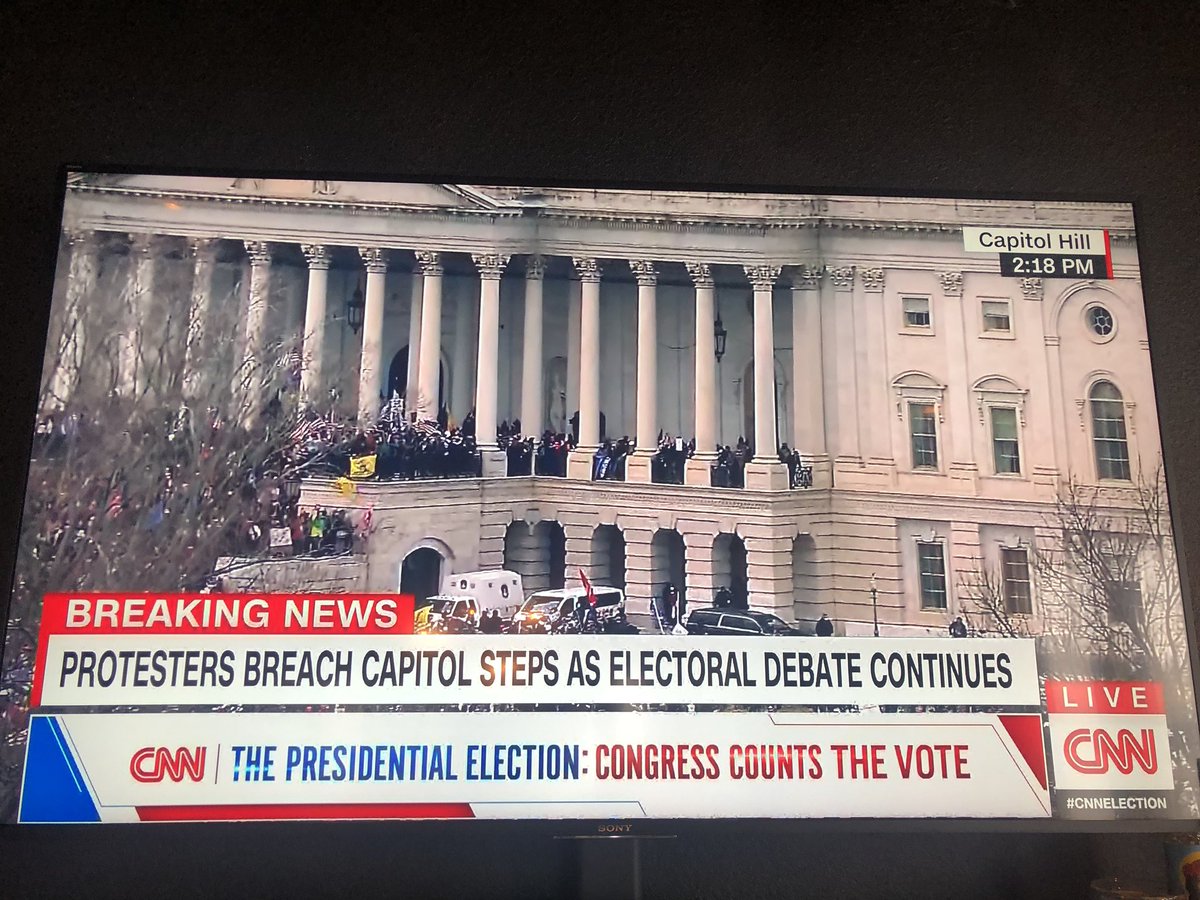HilarieBurton's tweet photo. If these were BLM protesters they would have been beaten and brutalized. 
Fuck Trump. https://t.co/6YSF4nTqH1