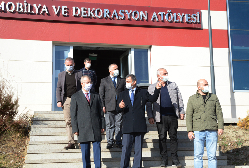 Artvin Valimiz Yılmaz Doruk, Üniversitemiz Tıbbi Aromatik Bitkiler Laboratuvarını ve Mobilya Dekorasyon Atölyesini Ziyaret Etti

artvin.edu.tr/tr/haber/artvi…