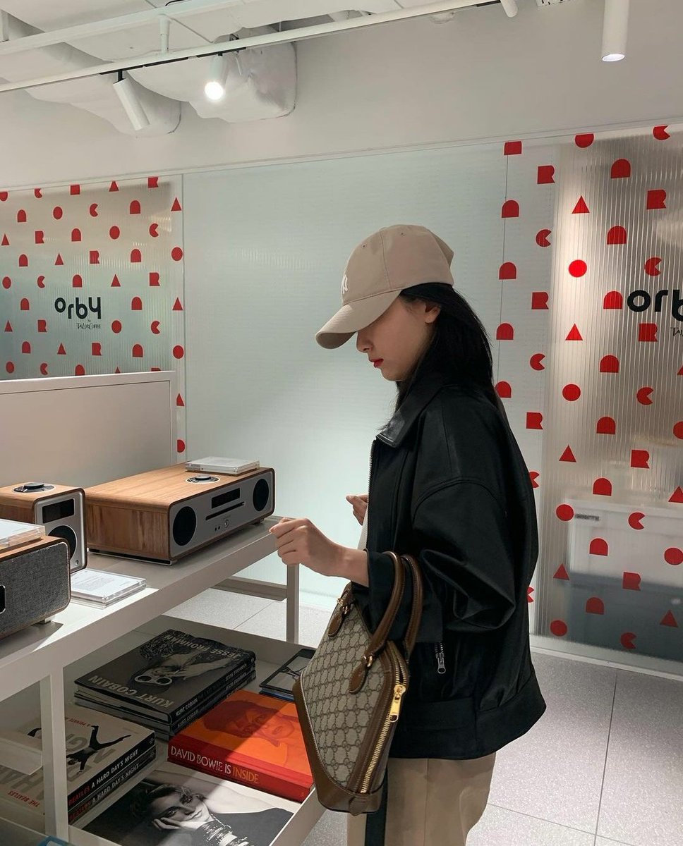 seulgi in leather jacket: a thread