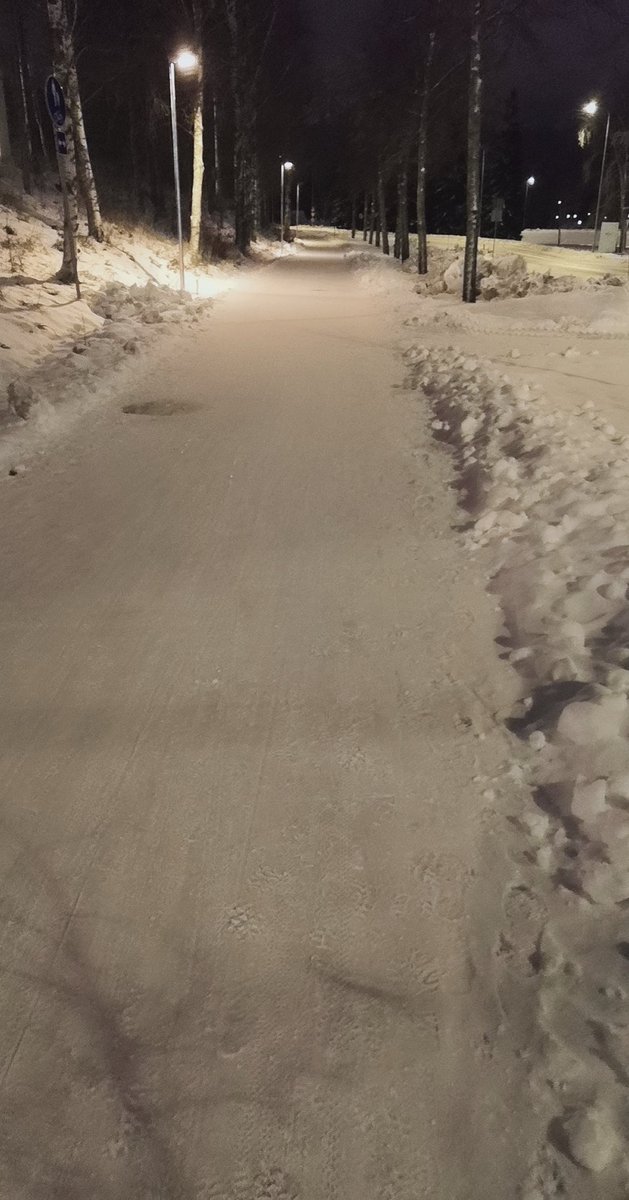 lowkeyhiddles's tweet photo. @HotChocJunky I went for a walk, but it didn't help I'm still crying. Thankfully this part is quiet I haven't seen any people since I left the more central city part https://t.co/CLI3Hd9LIe