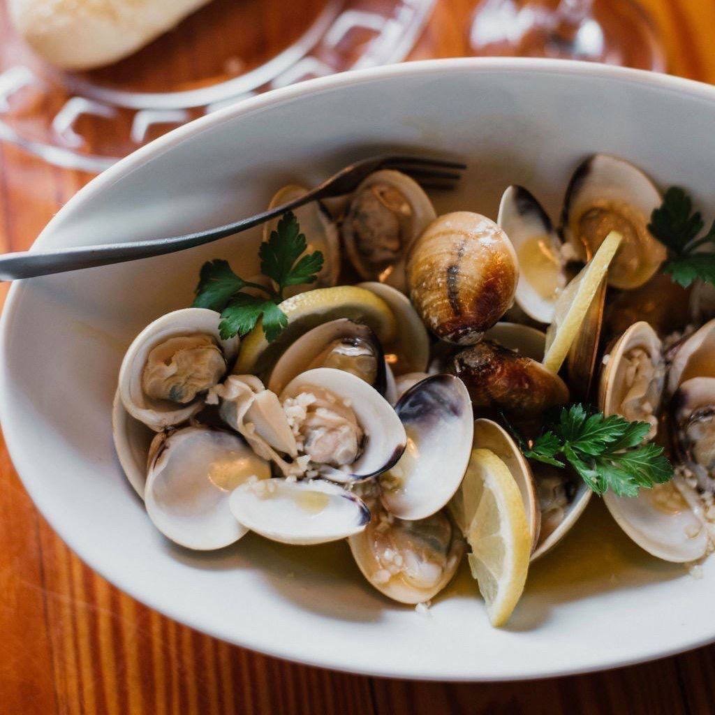 fiddlersriverst's tweet photo. Are Y’all already thinking about Happy Hour?? We are! Come see us for $8 mussels or clams along with happy hour drink specials from 4-8! Also, don’t forget that we  have Live music with Turtle!! #HappyHour #fiddlerscrabhouse #riverstreet #visitsavannah https://t.co/SBLkTqMWiY