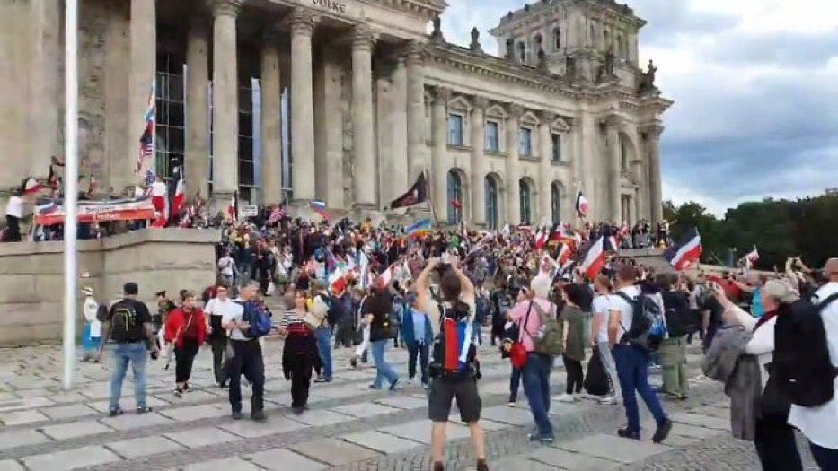 Same Energy. And make no mistake: These protests are an attack by right-wing extremist on democratic institutions (literally). 

#Capitol #Bundestag