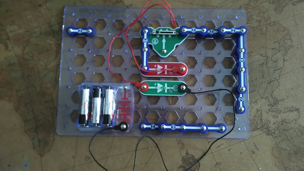 FVennePROF's tweet photo. APPRENTISSAGE À DISTANCE
Par lui-même et durant son heure de dîner, mon jeune garçon a complété ce circuit électrique @SnapCircuits suite à son cours en ligne via #GoogleMeet
Bravo au personnel scolaire du pavillon du @CcSamuelGenest #SAMfierté #électricité ⚡ #EED #onfr https://t.co/2CJyD3BuGg