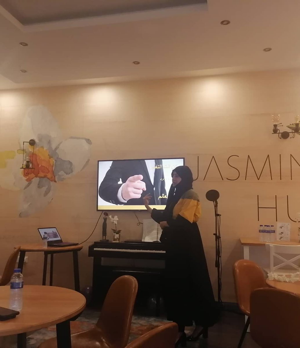 مع الجميلة والمبدعة د : #ماجدة_عبدالله #بهجة_الكتاب ❤️📝🌿كل الإمتنان والتقدير  لها والتوفيق... #ملتقى_الياسمين #عنده_الرزق #author #reading #amalalhamed #psychology #positivevibes #jasmine