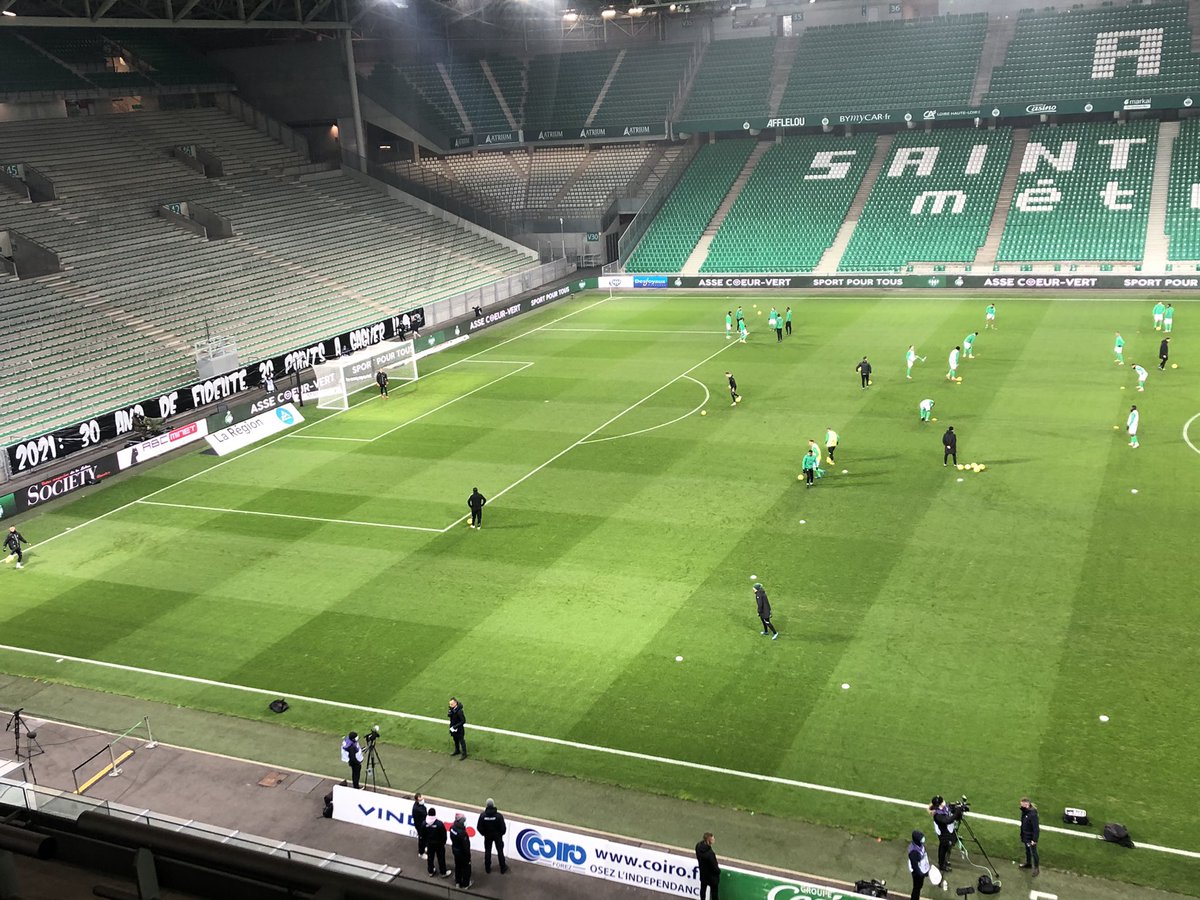 tl7loire's tweet photo. “2021 : 30 ans de fidélité, 30 points a gagner”
Les Stéphanois sont à l’échauffement devant une banderole-voeux des #Magicfan (@MF91Officiel)
#ASSEPSG @ASSEofficiel https://t.co/HjsAZaB7Fo