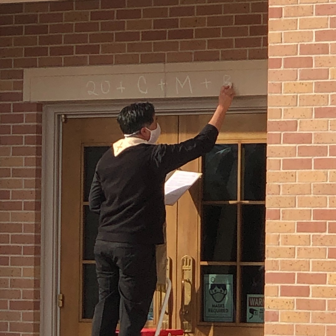 EpiphanyMagi's tweet photo. Chalking the east entrance door as we celebrate the Feast of the Epiphany!  #ecsmagi #epiphanyofthelord #epiphany #chalkingthedoor #threekings #tradition #catholicschool #catholiceducation #katytx #ktx https://t.co/KhX6mAlawq