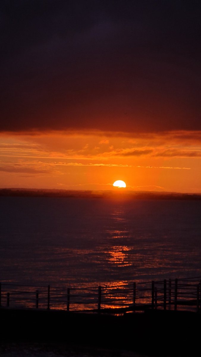 Beautiful sunset i caught today .. moments like these remind us how magical our world is ...