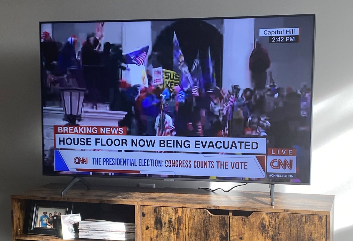 _naomipaige's tweet image. Just caught a glimpse of a ‘Jesus Saves’ sign on the Capitol steps