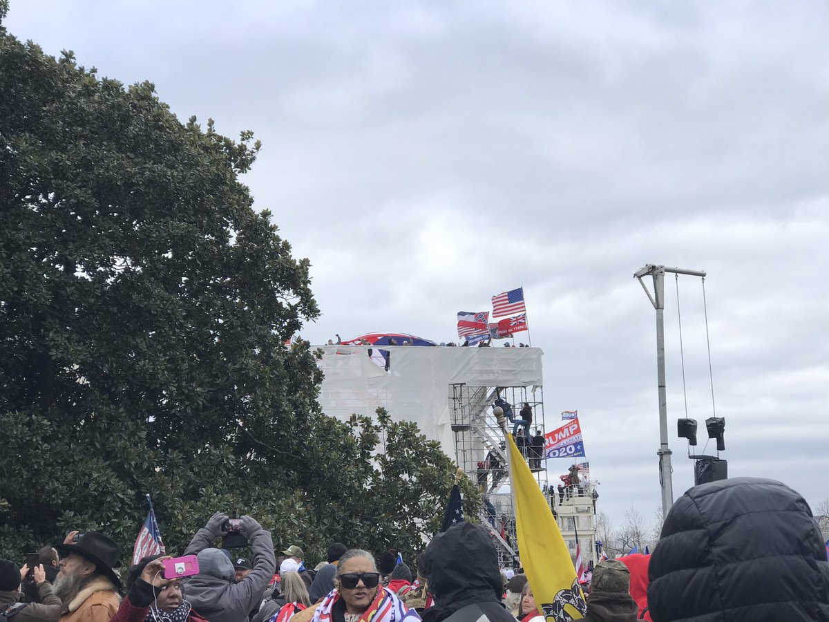 rebtanhs's tweet image. Scenes from DC right now. They’ve raised the confederate flag outside the Capitol.