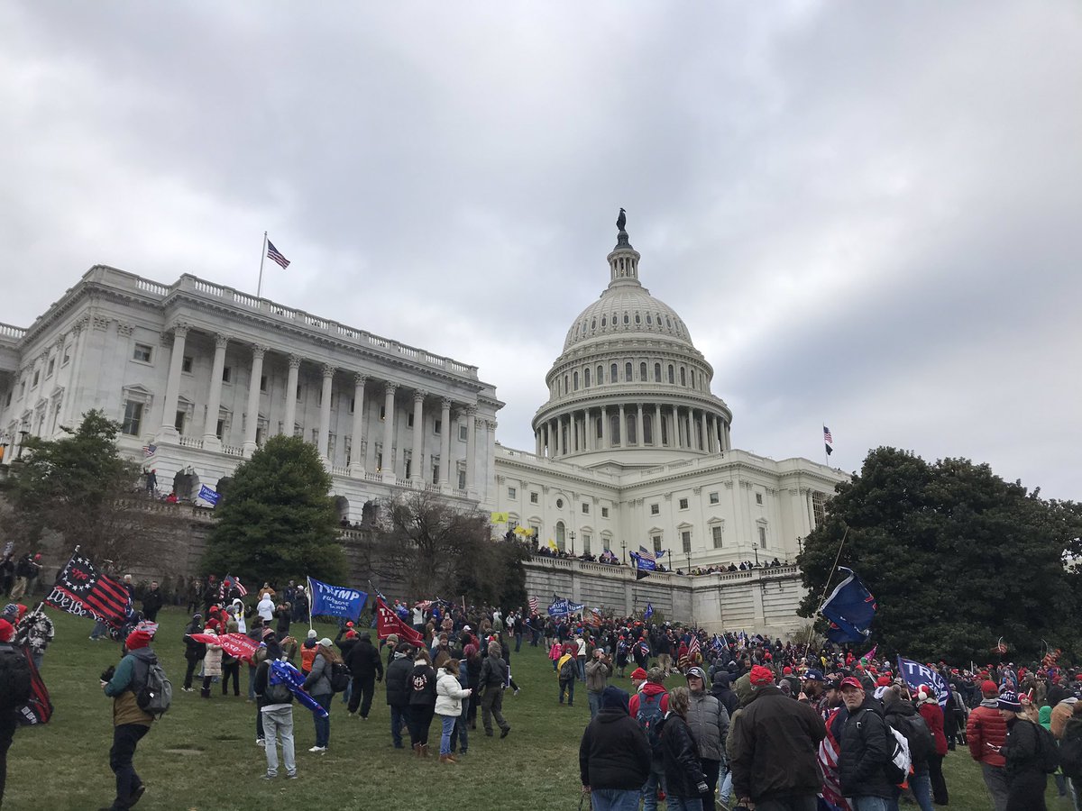 rebtanhs's tweet image. Scenes from DC right now. They’ve raised the confederate flag outside the Capitol.