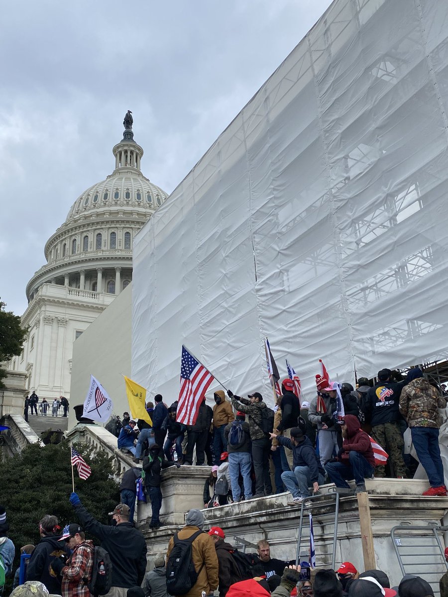 smitaprakash's tweet photo. The US capital under serious attack by Trump supporters as police struggle to cope. Unbelievable scenes, Capitol Hill in pix. Smooth transition of power in a democracy, the most powerful nation of the world is not happening. (Pix from @washingtonian tweets) https://t.co/W2HVKp85MO