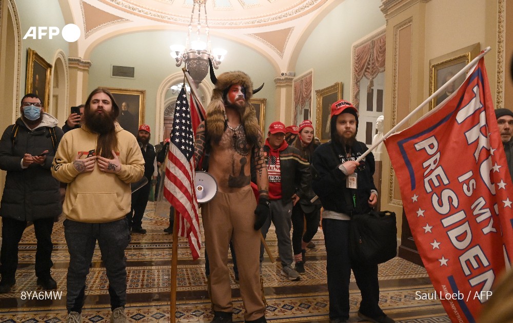 afpfr's tweet photo. Le Congrès des Etats-Unis a suspendu en urgence aujourd’hui une session destinée à certifier la victoire de Joe Biden à la présidentielle après l'irruption de manifestants pro-Trump dans le Capitole, a constaté un photographe de l'#AFP https://t.co/rysxzU0Jbn