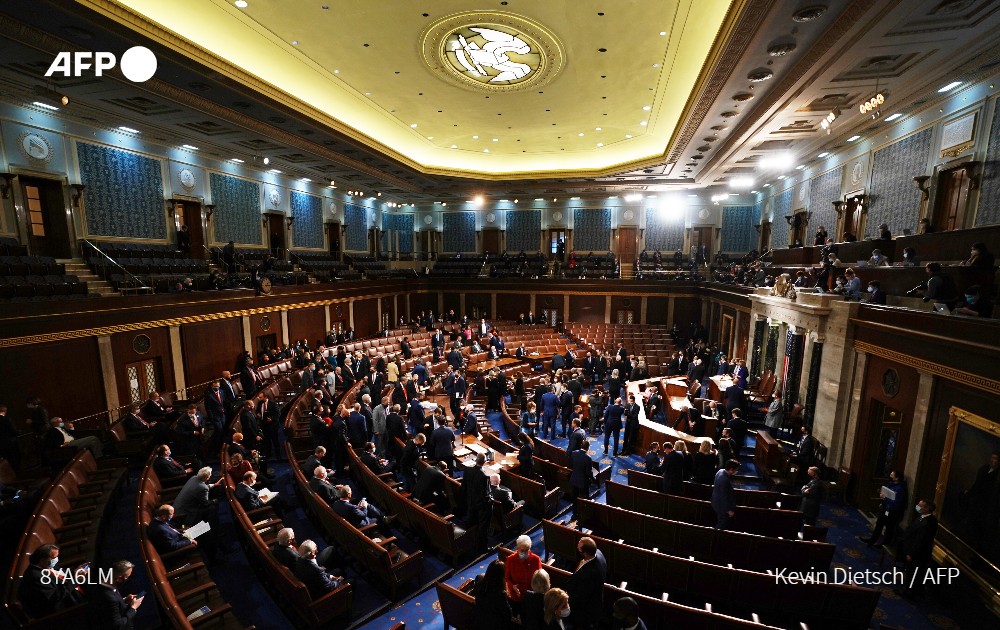 afpfr's tweet photo. Le Congrès des Etats-Unis a suspendu en urgence aujourd’hui une session destinée à certifier la victoire de Joe Biden à la présidentielle après l'irruption de manifestants pro-Trump dans le Capitole, a constaté un photographe de l'#AFP https://t.co/rysxzU0Jbn