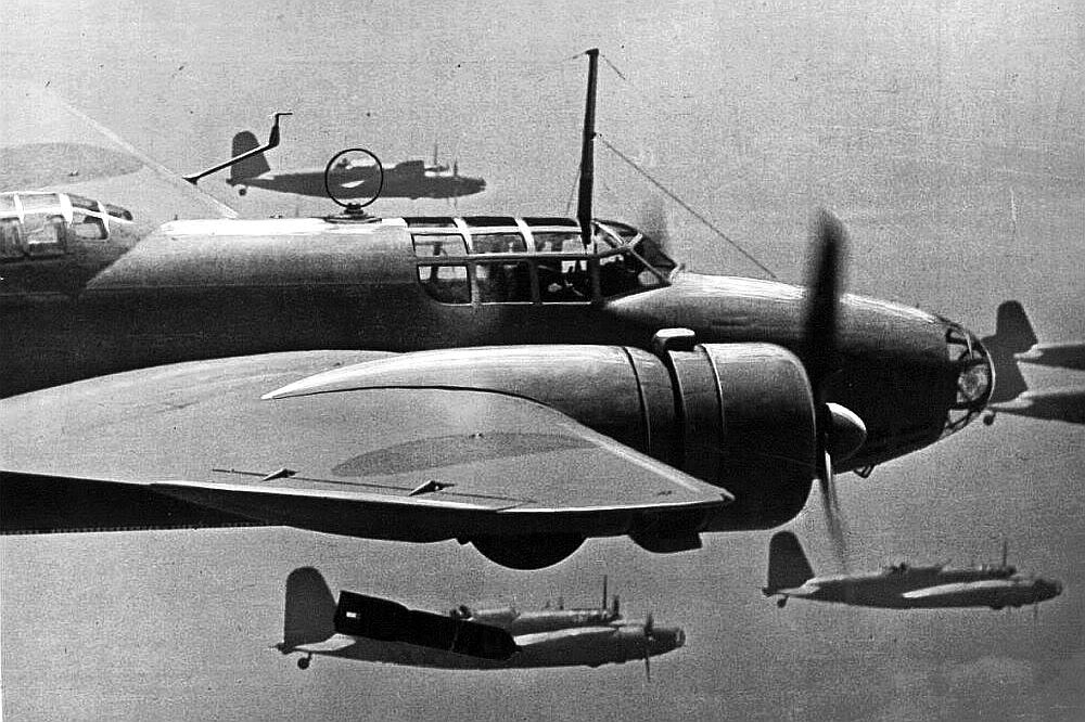 By the standards of the mid-to-late 1930s, the lack of protection features in Japanese aircraft was... completely ordinary. In fact, the Japanese army was among the first to add rudimentary fuel tank protection to its bombers, before the British and Americans.