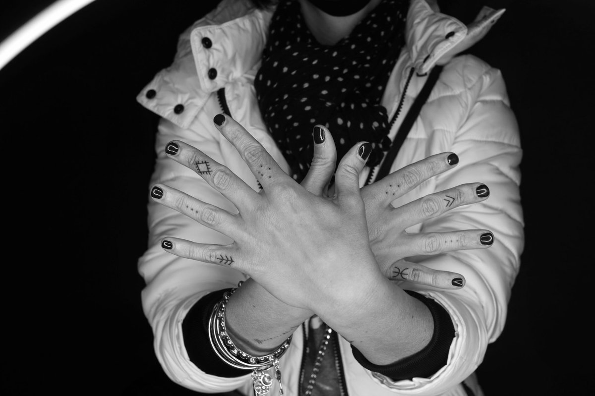 TattooChavi's tweet photo. Des doigts en veux tu?? en voilaaaaaa!! https://t.co/E5UB59bOvx