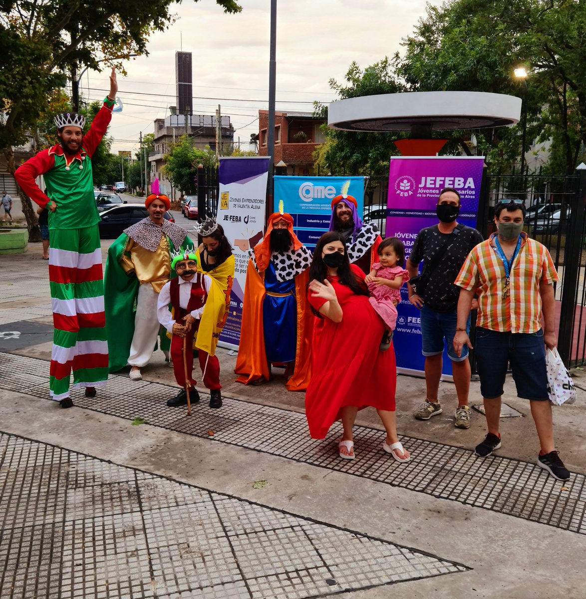 CAMARAVALSINA's tweet image. Comerciantes y Emprendedores que participan adhonorem de  @CAMARAVALSINA gestionaron los #ReyesMagos para fomentar el #CompreLocal en esta fecha tan especial proponiendo 🎁 para todos los seres queridos a quienes se quiera agasajar

Gracias @FebaOk y @redcame

Arriba las MiPyMES!