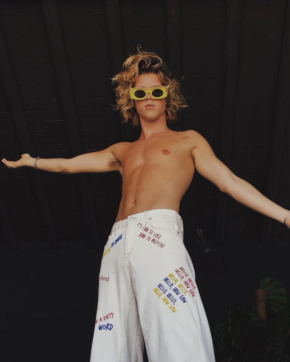 xenlovgood's tweet photo. as pessoas estão postando fotos sem camisa... Deve ser algum dia especial sobre corpo humano nudez, não sei... https://t.co/HViwP1sEgh