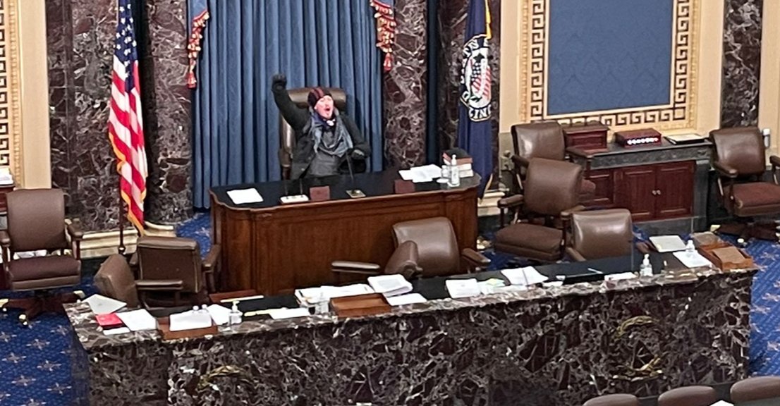  #BreakingNews #breaking  #panicindc A protester has got in the main chamber, Police are on the verge of firing.  #capital  #CapitolBuilding