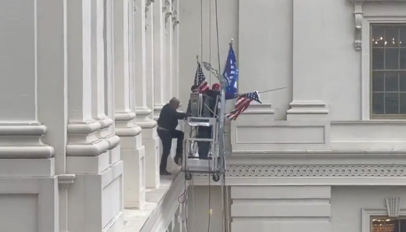 JUST IN - now using a window washing platform to get to higher floors in the  #USCapitol under siege   #breaking  #BreakingNews  #PanicInDC