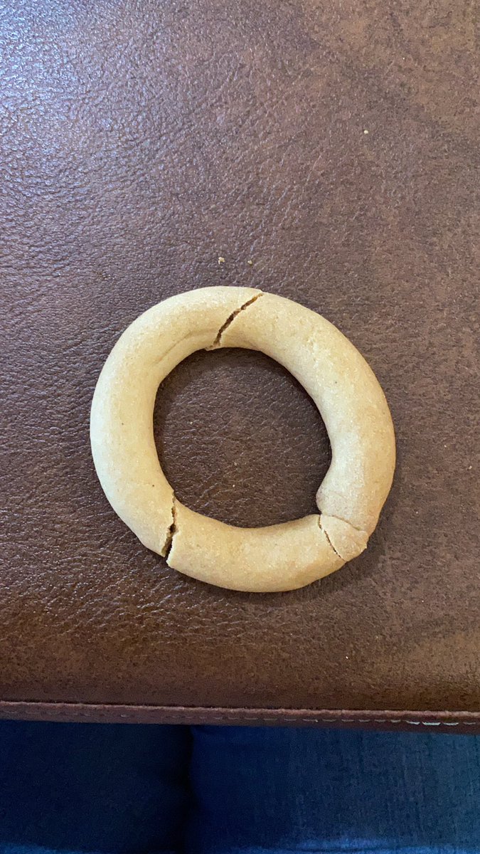 lacaritoburgos's tweet photo. Mi rosca de reyes #coricos de bellota 😜 https://t.co/Nu2AAJ0kTz
