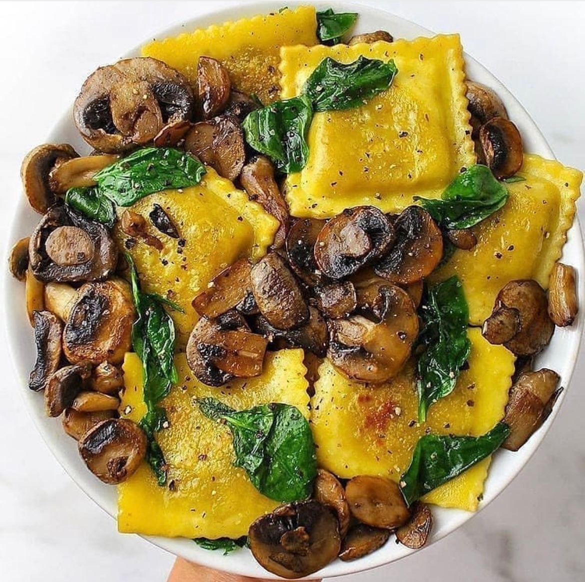 Ravioli with mushrooms! 😋 raise your hand if you'd have this for lunch 🔥⁠
.⁠
.⁠
.⁠
📷 @plant_basedrecipe