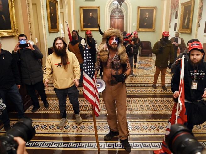 Tutti: "Welcome 2021, qualsiasi cosa succeda non potrai essere più assurdo del 2020" 

Il 2021: