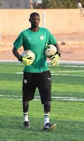 Mais au delà du gros travail de Babacar Ndiaye et du coach Youss, il y a aussi et surtout les hommes l’ombre: Abdou Gueye Coach Adjoint, Kana Fall Préparateur des Gardiens, Pathé Sarr Préparateur Physique, et le doyen Alassane Dia Directeur Technique.