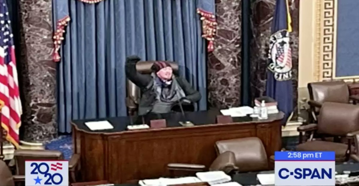 Ich mein, ich habe auch Fotos auf der Regierungsbank im Landtag. Hatte aber keine Schusswaffen dabei, sondern nen Hausausweis. #capitol #Trump