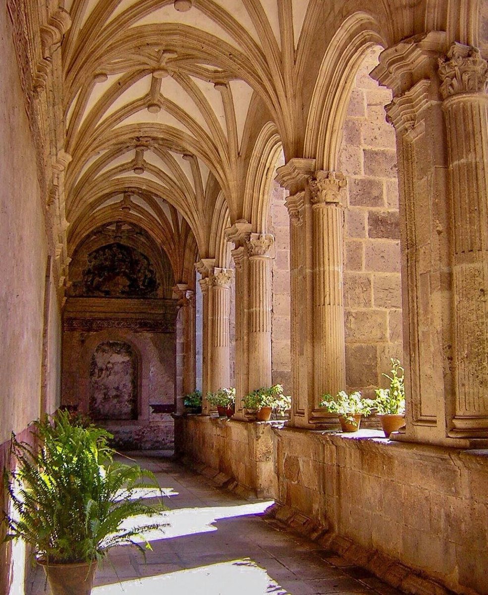 😍⛪“No hay tierras extranjeras. Solo nuevas escenas”. Déjate enamorar por el bello #Yuriria y sus conventos🤩
📸:dav1dambriz