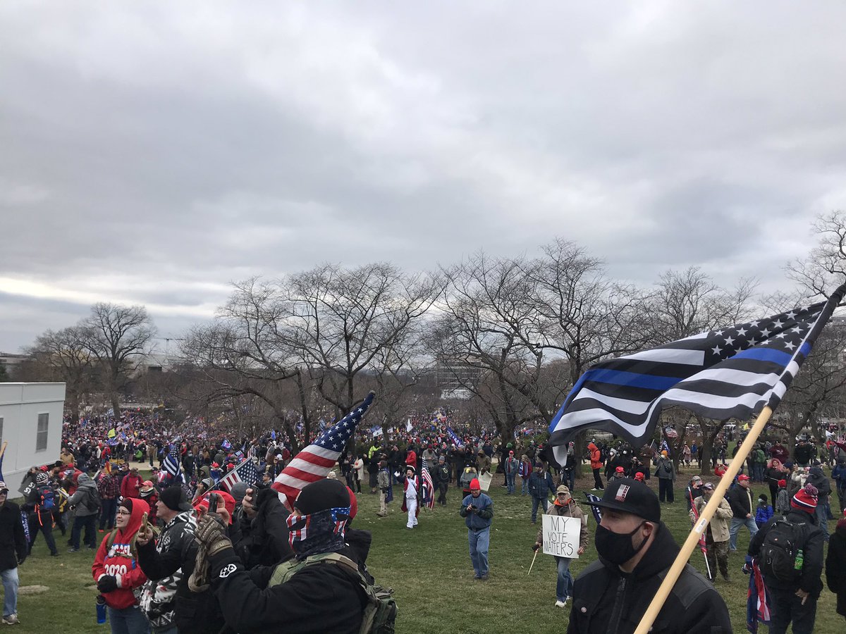 rebtanhs's tweet image. Scenes from DC right now. They’ve raised the confederate flag outside the Capitol.