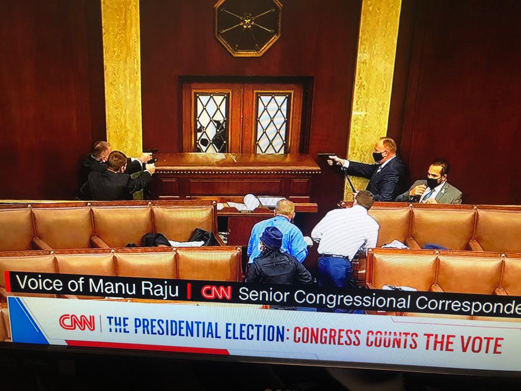 Pistole spianate nell’aula della Camera dei deputati #CapitolHill 
@RSInews